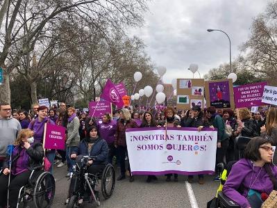 Cartel que dice 'Nosotras también somos mujeres' en la manifestación del 8M