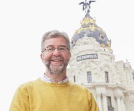 Miguel Ángel Valero, ante el edificio Metrópolis.