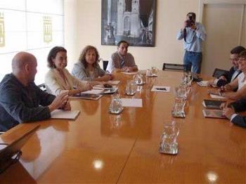 Luis Cayo Pérez Bueno (primero por la izquierda) y Cuca Gamarra (segunda por la izquierda), en un momento de la reunión