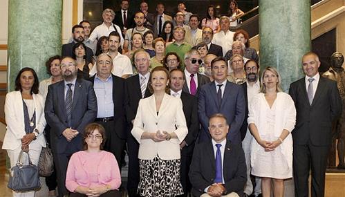 Foto de familia de los asistentes a la firma del acuerdo