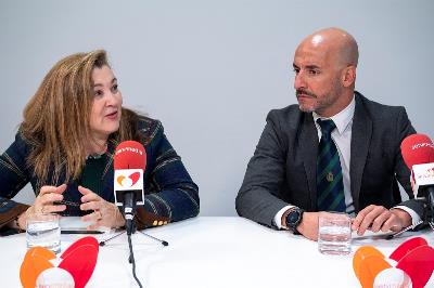 Mar Barbero, miembro de la Comisión de Cooperación e Innovación Asociativas del CERMI y directora de Fedace, junto a Jesús Celada, director general de Políticas de Discapacidad