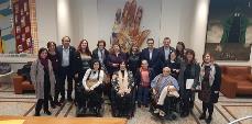 Foto de familia en el Senado, con la representación de CERMI Mujeres, el día que se votó la propuesta de ley para acabar con las esterilizaciones forzosas de personas con discapacidad