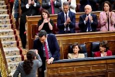 Pablo Iglesias y Pedro Sánchez se dan la mano en el Congreso de los diputados