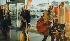 Pasajeros en un aeropuerto