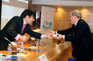 Alberto Durán, secretario general del CERMI, entrega el premio a Francisco Fonseca, director de la Representación en España de la Comisión Europea