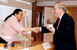 Isabel Bayonas, comisionada de Asuntos Internacionales del CERMI, entrega el Premio cermi a Francisco Fonseca, director de la Representación en España de la Comisión Europea