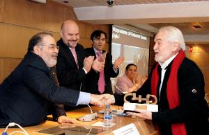 Mario García, vicepresidente del CERMI, entrega el Premio a Miguel Ángel Martínez, vicepresidente del Parlamento Europeo