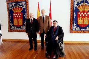 Luis Cayo Pérez Bueno, presidente del CERMI, José Antonio Echevarría, presidente de la Asamblea de Madrid, y Javier Font, presidente del CERMI de la Comunidad de Madrid