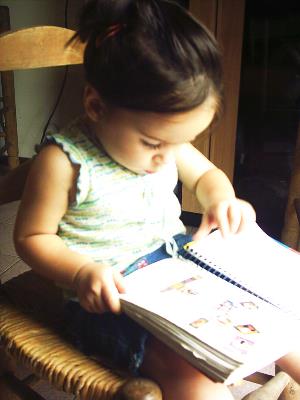 Niña leyendo