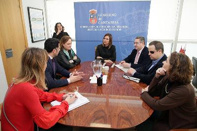 La consejera Fernñandez Viaña, en el centro de la imagen, durante la firma del convenio de colaboración con CERMI (Foto: Nacho Romero)