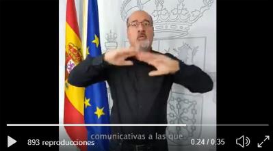 Imagen del vídeo en lengua de signos con la información del Consejo de ministros sobre el Real Decreto para mejorar la atención a personas con discapacidad y otros colectivos ante emergencias