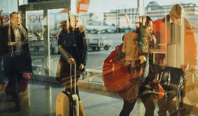 Pasajeros en un aeropuerto