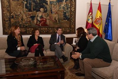 Imágenes de la reunión del presidente de Castilla-La Mancha, Emiliano García-Page, con la presidenta del CERMI de la región, Cristina Gómez, y otros miembros del CERMI CLM