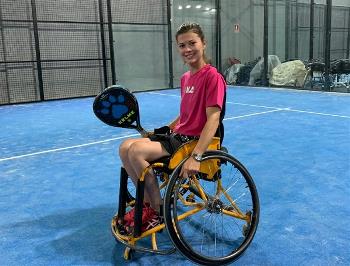 Lara Oltra, miembro de la Junta Directiva de Aspaym Comunidad Valenciana, jugando al padel