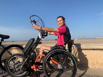 Lara Oltra, miembro de la Junta Directiva de Aspaym Comunidad Valenciana, en la handbike