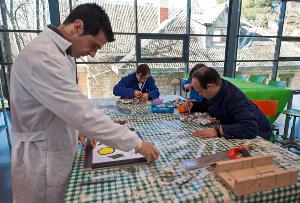 Aprendiendo trabajos artísticos en el Centro de Promoción de la Autonomía Personal en la Asociación Síndrome de Down Burgos