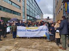 El CERMI Asturias se concentra reclamando “dignidad y respeto” en los acuerdos que se adopten en la acción concertada