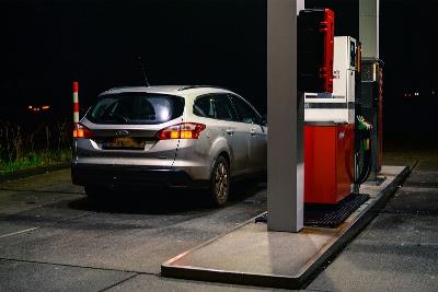 Coche en una estación de servicios vacía, de noche