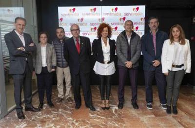 Los respresentantes de la Fundación de la Tartamudez y el director general de Servimedia, antes del encuentro