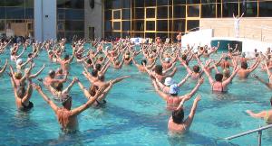 Personas mayores haciendo ejercicio en una piscina