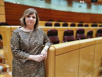 Patricia Abascal junto a los asientos del Senado.