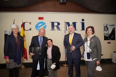 Foto de grupo en el acto del premio a Carlos Ganzenmüller Roig.