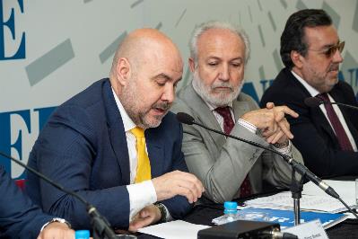 El presidente del CERMI junto con Doltz y Carballeda en la Asamblea.