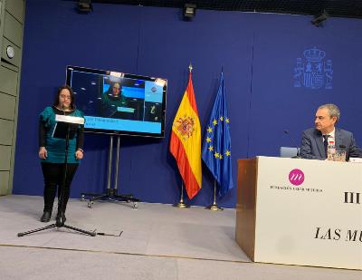 Zapatero observa una intervención en la ceremonia inaugural.