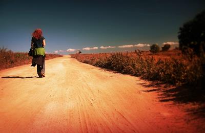 Una mujer emprendiendo su camino