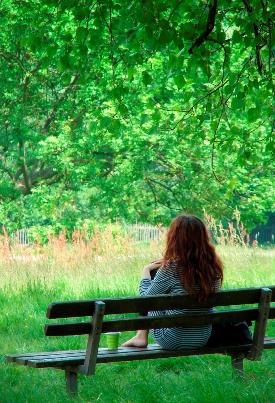 Mujer reflexionando en la naturaleza un día cualquiera