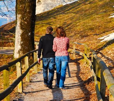 Una pareja con discapacidad andando por el campo