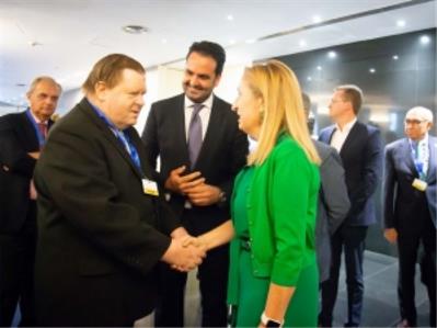 La presidenta del Congreso recibe a la delegación de personas con discapacidad.