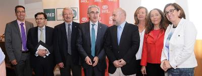 Foto de familia durante la presentación de la 'Guía universitaria para personas con discapacidad' (foto cedida por la UNED)