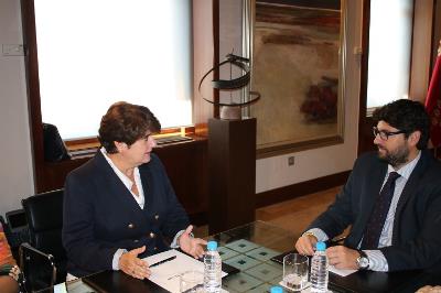 Fernando López Miras, presidente de la Región de Murcia con Pilar Morales, presidenta del CERMI Región de Murcia