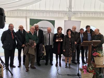 Foto de familia en la entrega del premio cermi.es a Asprodes Salamanca por su esfuerzo en favor de la inclusión de las personas con discapacidad en el entorno rural