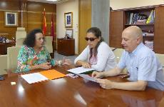 La secretaria general de la Consejería de Presidencia y Fomento, Yolanda Muñoz, con la secretaria general del Cermi y presidenta de la Comisión de Accesibilidad, Teresa Lajarín