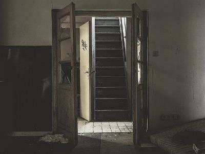 Escaleras en un viejo edificio 