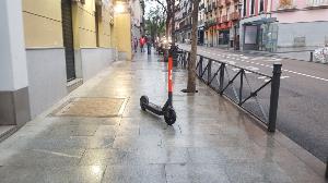 Patinete en mitad de la acera