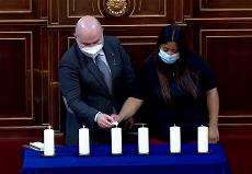 el presidente de CERMI, Luis Cayo Pérez Bueno, enciende la vela en el Senado