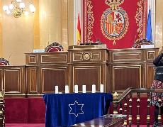 Imagen de las velas preparadas en el Senado en en recuerdo de las víctimas del Holocausto 