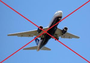 Imagen de un avión con una cruz roja que lo tacha