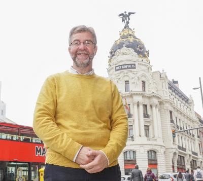 Miguel Ángel Valero, en la puerta de la Consejería en la calle Alcalá.