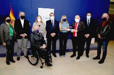 Foto de familia en la entrega del premio cermi.es 2021 en la categoría Institucional al Ministerio de Trabajo y Economía Social