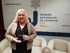 Cristina Paradero muestra el premio recibido.