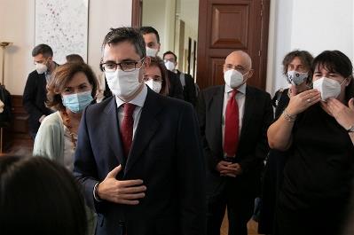 El CERMI en el Congreso con El ministro de la Presidencia, Félix Bolaños, y otros representantes del Parlamento