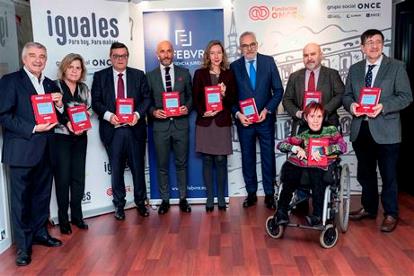 Los representantes del CERMI, durante la presentación de la obra.