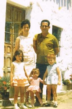 Teresa Navarro en una foto de su infancia, con sus padres y hermanas