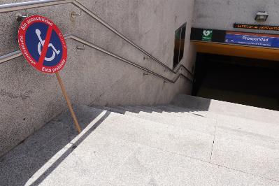 Acceso a una estación de Metro carente de accesibilidad.