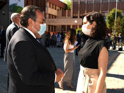 Miguel Carballeda conversa con Isabel Díaz Ayuso.