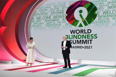 Los presentadores del encuentro, antes de la conferencia de las cuatro grandes tecnológicas.